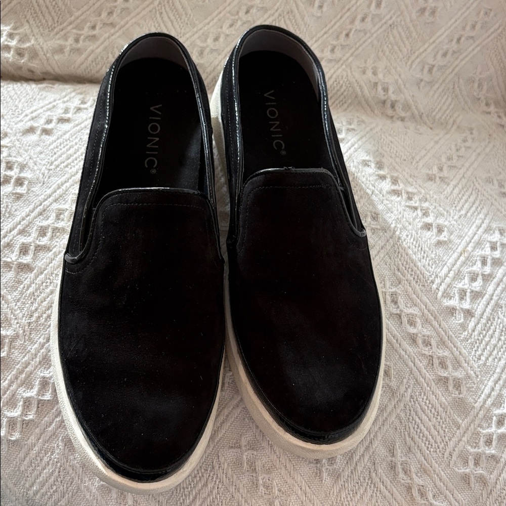 Vionic effortless women’s Black Slip-On Loafers with White Sole - Picture 2 of 7